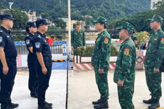 Vietnamese and Chinese border officers at the border demarcation line of the Lao Cai - Hekou international border gate on August 25-26, 2025. (Illustrative image. Source: nhandan.vn)
