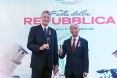 Vice Chairman of the HCM City People's Committee Vo Van Hoan (R) and Consul General of Italy in HCM City Enrico Padula at the celebration of the Italy's National Day on June 2 (Photo: VNA)