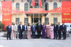 Delegates from the Vietnam–Korea Business and Investment Association and President of the Central Committee of the Vietnam Fatherland Front Do Van Chien pose for a group photo. (Photo: VNA)
