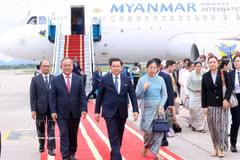 President of the Republic of the Union of Myanmar Min Aung Hlaing and his spouse are welcomed at the Noi Bai International Airport in Hanoi (Photo: VNA)