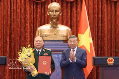 General Secretary of the Communist Party of Vietnam Central Committee and President To Lam (right) presents the decision to Le Quang Dao on September 4. (Photo: VNA)