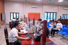 At a commune administrative service centre in Hung Yen province (Photo: VNA)
