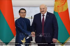 Vietnamese Ambassador to Belarus Nguyen Van Trung (L) and President Alexander Grigoryevich Lukashenko at the meeting in Minsk on September 11. (Photo: VNA)