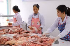 Pork prices increase by 0.8%, contributing 0.03 percentage point to the consumer price index. (Photo: VietnamPlus)