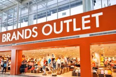 Outlet is a retail model that brings together various brands, where producers or distributors sell products directly to consumers at appropriate prices. (Illustrative photo) 