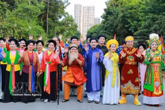 The programme opens with an artistic parade, with artisans and artists dressed in traditional costumes characteristic of Cheo, Tuung and Ca tru, creating an impressive festival scene. (Photo: VNA)