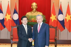 General Secretary of the Communist Party of Vietnam Central Committee To Lam (R) meets Party General Secretary and President of Laos Thongloun Sisoulith in Hanoi on October 25, 2025 (Photo: VNA)