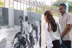 Visitors explore photos at the exhibition (Photo: VNA)