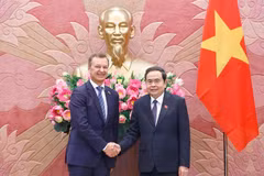 National Assembly Chairman Tran Thanh Man (R) and Andrey Vladimirovich Yatskin, First Deputy Speaker of the Federation Council of the Russian Federal Assembly, in Hanoi on December 2. (Photo: VNA)
