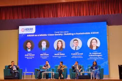 Panelists discuss issues related to ASEAN as a middle class society in the ASEAN Economic Opinion Leaders Conference themed “Outlook for 2025” held in Kuala Lumpur on January 8 (Photo: VNA)