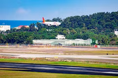The first commercial flight lands on the new runway at the Phu Quoc International Airport (Photo: nhandan.vn)