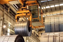 At Hoa Phat Dung Quat steel factory. During the first seventh months of 2026, finished steel production reached approximately 21.4 million tonnes, rising 15.4%, while sales increased 15.6% to 21.2 million tonnes. (Photo: VNA)