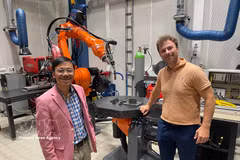 Associate Professor Vu Viet Hung (left) visits a 3D-printed space built by robots (Photo: VNA)