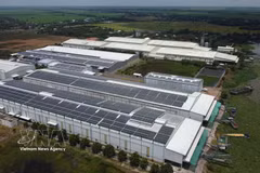 A solar power system installed on the roof of a factory operating in the rice sector in Truong Xuan commune, Dong Thap province. (Photo: VNA) 