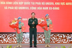 Deputy Minister of National Defence Sen. Lt. Gen. Nguyen Truong Thang presents the decisions to the two officers on October 23, 2026. (Photo: VNA)