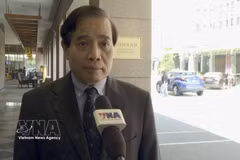 Prof. Vu Minh Khuong of the Lee Kuan Yew School of Public Policy grants an interview to the Vietnam News Agency (Photo: VNA)