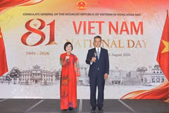 Vietnamese Consul General Le Duc Hanh (left) and Paul Chan, Financial Secretary of the Hong Kong Special Administrative Region at the event (Photo: VNA)