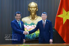 Prime Minister Le Minh Hung (right) and Indian Minister of State for External Affairs Pabitra Margherita at their meeting in Hanoi on August 26 (Photo: VNA)