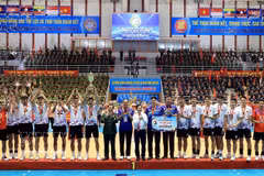 The championship title of the ASEAN Armies’ Open Volleyball Tournament 2026 presented to the Vietnam People’s Army team in Hanoi on August 25. (Photo: VNA)