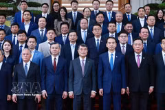 PM Le Minh Hung and Chinese business executives at the meeting in Hanoi on August 26 (Photo: VNA)