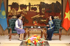 Deputy Prime Minister Pham Thi Thanh Tra (right) receives Deputy Prime Minister and Minister of Culture and Information of Kazakhstan in Hanoi on August 26 (Photo: VNA)