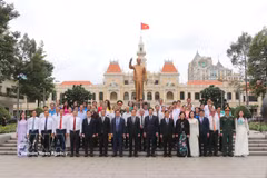 Thedelegation of the Party Committee, People’s Council, People’s Committee, and Vietnam Fatherland Front Committee of Ho Chi Minh City pose for a photo at President Ho Chi Minh's monument park on Nguyen Hue pedestrian street on August 26. (Photo: VNA)