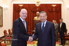 General Secretary of the Communist Party of Vietnam (CPV) Central Committee and President To Lam (right) receives FIFA President Gianni Infantino in Hanoi on August 26 (Photo: VNA)