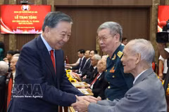 General Secretary of the Communist Party of Vietnam (CPV) Central Committee and President To Lam with veteran Party members receiving Party membership badges in Hanoi on August 26, 2026. (Photo: VNA)
