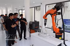 Testing industrial robots at the University of Science and Technology – University of Da Nang (Photo: VNA)