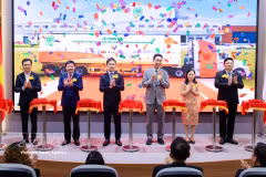 Representatives of C.P. Vietnam, the Ministry of Agriculture and Environment, the Embassy of the Republic of Korea (RoK) in Vietnam and the Animal Husbandry Association of Vietnam attend a ceremony marking the export of the country’s first shipment of processed chicken to the RoK. (Photo: VNA) 
