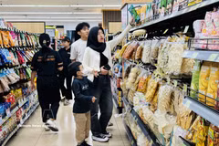 A confectionery aisle at a supermarket displaying products certified with halal labels. (Photo: VNA)