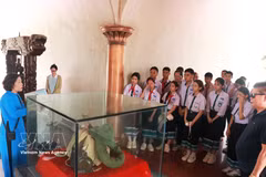 The delegation listens to stories about the heroic and tenacious battle to defend the ancient citadel of Quang Tri during the fierce 81-day- and-night campaign (Photo: VNA)