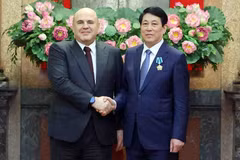 Vietnamese State President Luong Cuong (R) shakes hands with Russian Prime Minister Mikhail Mishustin. (Photo: VNA)