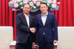 Minister of Public Security General Luong Tam Quang (right) receives Vilay Lakhamphong, Politburo Member and Standing Member of the Secretariat of the Lao People's Revolutionary Party (LPRP) Central Committee, in Hanoi on October 15 (Photo: VNA)
