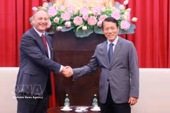 Gen. Luong Tam Quang (right), Politburo member and Minister of Public Security, (R) and Andrew Cope, Nokia’s head of Asia-Pacific at their meeting in Hanoi on October 16 (Photo: VNA)