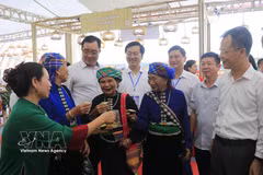 People enjoy tea at the fair. (Photo: VNA)