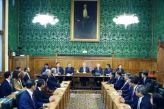 Party General Secretary To Lam meets with representatives of the UK’s All-Party Parliamentary Group for Vietnam in London on October 29. (Photo: VNA) 