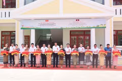Representatives from both countries cut the ribbon to inaugurate the Friendship Primary and Secondary School in Salavan province of Laos (Photo: VNA)