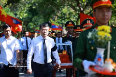 Prime Minister Le Minh Hung attends a memorial service and burial ceremony on May 23 for the remains of 28 Vietnamese volunteer soldiers and experts who sacrificed their lives in Laos during wartime (Photo: VNA)