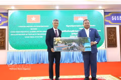 Stung Treng Governor Sor Soputra (R) presents a souvenir to Ambassador Nguyen Minh Vu (Photo: VNA)