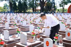 Prime Minister Le Minh Hung offers incense at the graves of heroic martyrs at the Truong Son National Martyrs Cemetery in Quang Tri province on May 23, 2026. (Photo: VNA)