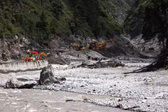 Rescue operations are underway at the site of a landslide in Jilong, Tibet, China. (Photo: Xinhua/VNA)
