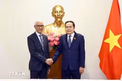 National Assembly Chairman Tran Thanh Man (R) receives Moroccan House of Representatives Speaker Rachid Talbi El Alami in Can Tho city, on January 21, 2025. (Photo: VNA)