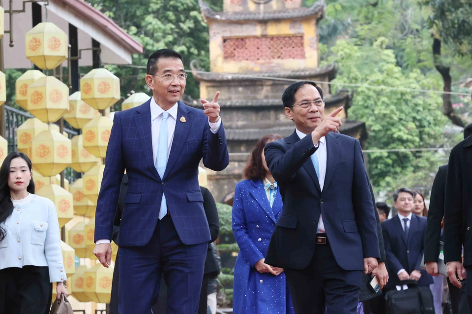 Deputy PM and FM Bui Thanh Son and Thai FM Maris Sangiampongsa visit the Thang Long Imperial Citadel. (Photo: VNA)