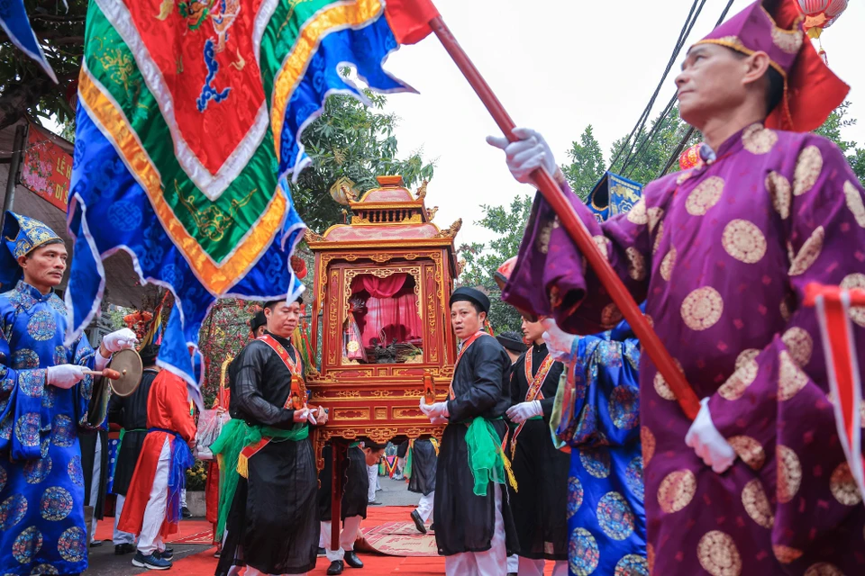 Held annually from the 9th to the 12th day of the first lunar month, the festival honours Bo Cai Dai Vuong Phung Hung, a national hero who fought foreign invaders and defended the country. In the photo: A palanquin procession at the festival. (Photo: VNA)