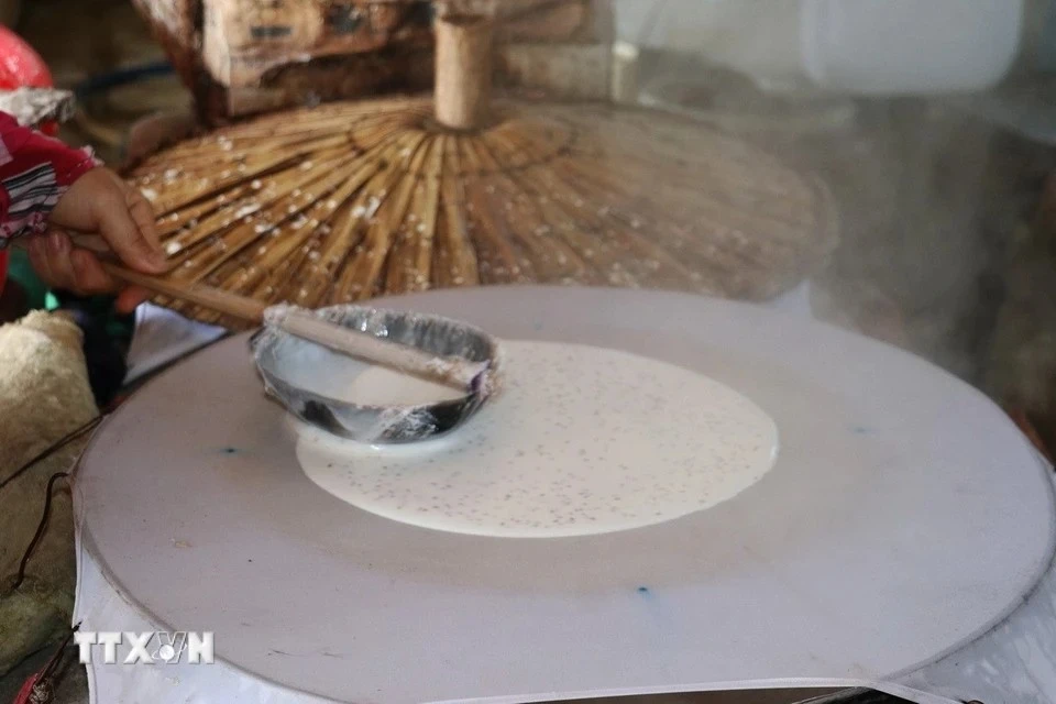 Craftsmen skillfully spread the batter evenly to ensure the rice paper has the perfect thinness. (Photo: VNA)