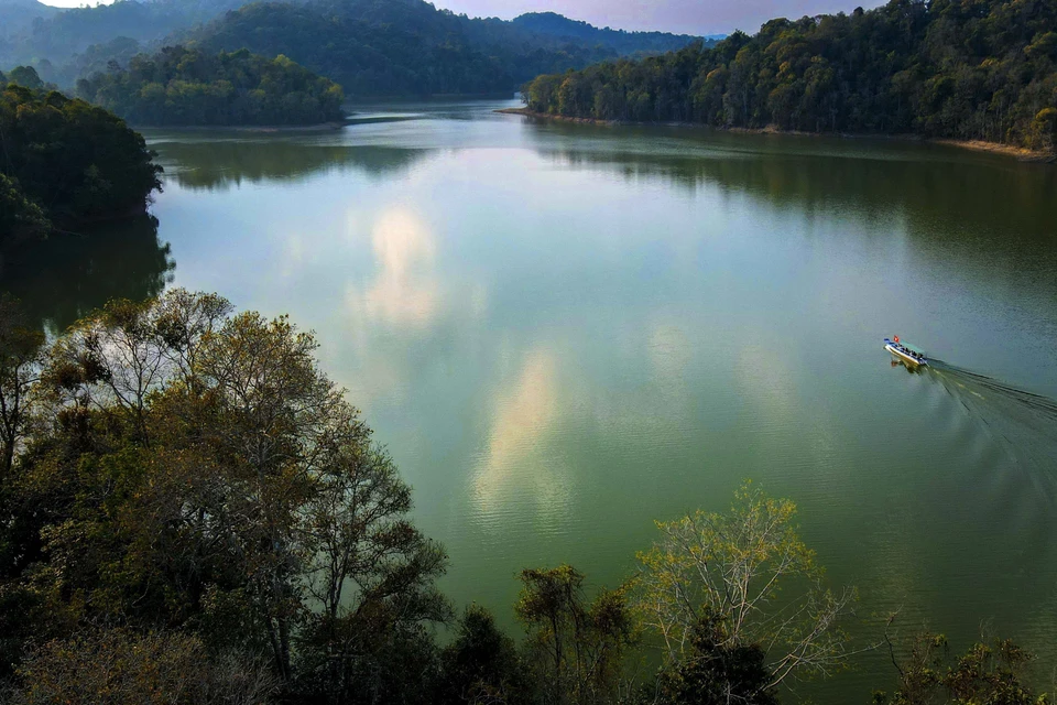 Visitors can fully appreciate the natural beauty of Pa Khoang Lake by boat. (Photo: VNA)