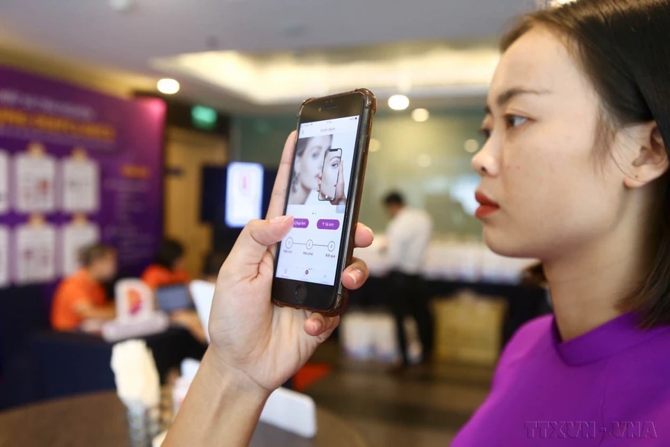 With the goal of pioneering AI applications in healthcare, on October 15, 2019, in Hanoi, FPT Software, in collaboration with AI experts from the University of Toulouse (France) and Vietnamese dermatology and wound care specialists, launched Vietnam’s first AI-powered dermatology diagnostic application—DeepClinics. (Photo: VNA)