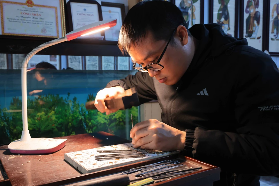 Born into a family with a 13-generation history in the craft, Nguyen Huu Dao has continued the family tradition of Dong Ho folk painting and was honoured as a Master Artisan in 2024. (Photo: VNA)