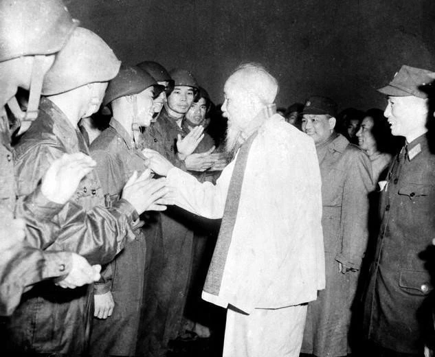 President Ho Chi Minh visits and extends Lunar New Year wishes to officers and soldiers of Regiment 921 – the Red Star Air Force Brigade on the occasion of the 1967 Lunar New Year (February 9, 1967). (Photo: VNA)